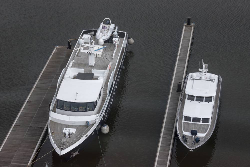 difference in yacht and houseboat